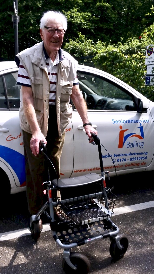 Kunde mit Rollator vor dem Einsatzwagen des Seniorenservice