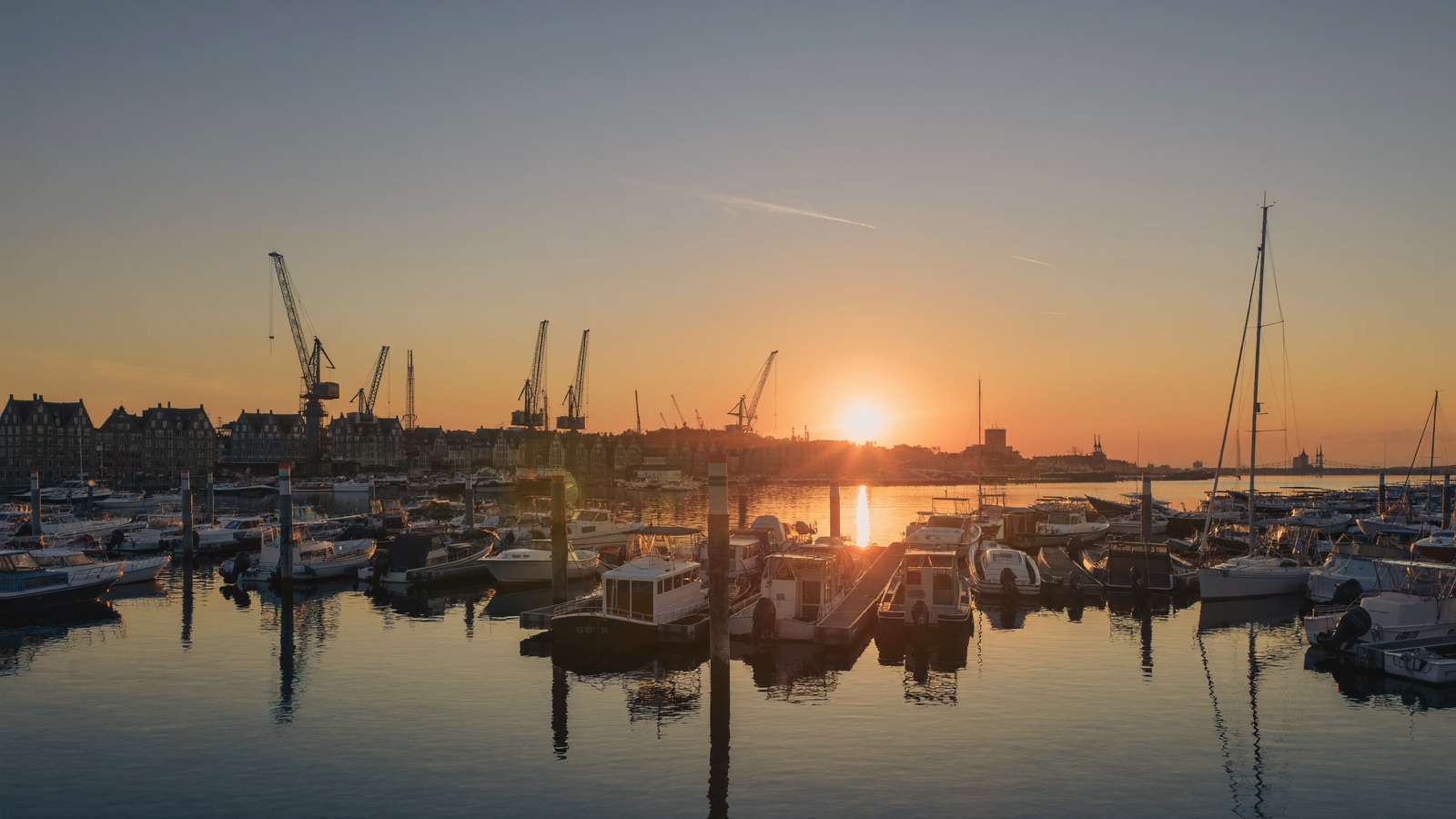 Der Rheinauhafen in Köln im warmen Abendlicht
